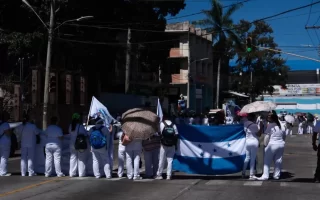 Con medidas de presión más fuertes, enfermeras auxiliares continúan segunda semana en paro