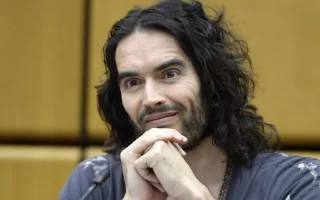 El actor Russell Brand, acusado de violación, agresiones sexuales y maltrato emocional