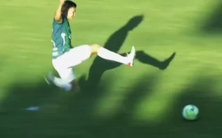 La brutal falta de André Orellana contra dos jugadores del Olimpia