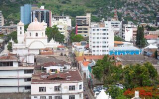 Barrios del centro de Tegucigalpa continúan sin recibir suministro de agua potable