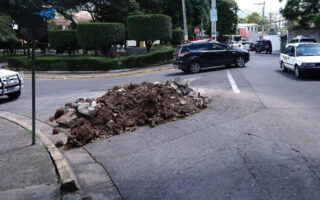 Obras en abandono generan caos vehicular en la capital