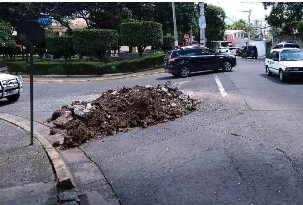 Obras en abandono generan caos vehicular en la capital