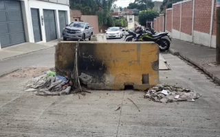 Obras en abandono obstaculizan paso vehicular en paseo La Reforma