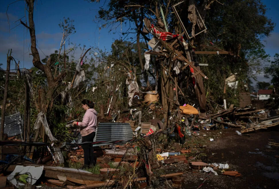 Aumentan a 37 las víctimas mortales de las inundaciones por un ciclón al sur de Brasil