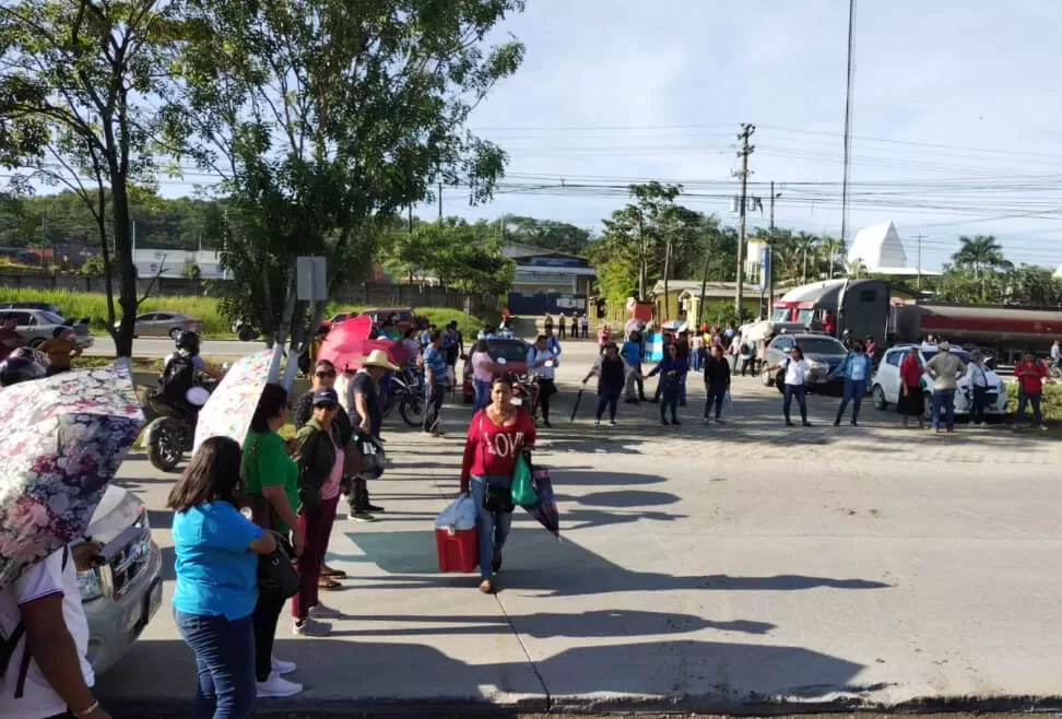 Maestros de Proheco protestan por falta de pago de salarios.