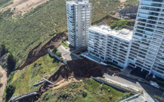 Un segundo socavón por las lluvias pone en riesgo de colapso un edificio de lujo en Viña del Mar