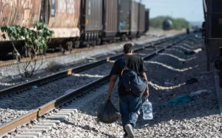 Paro de trenes deja a cientos de migrantes varados en el norte de México