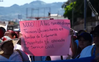 Carrera Técnico Universitario de Enfermería Auxiliar provoca protestas y opiniones divididas