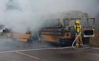 Se incendia bus que transportaba migrantes en Ocotepeque