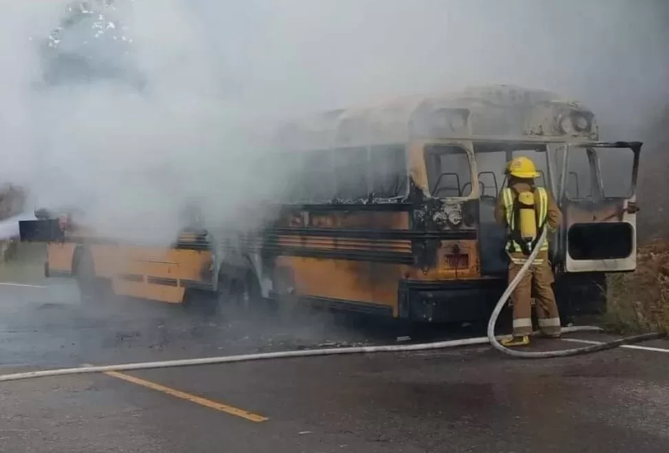 Se incendia bus que transportaba migrantes en Ocotepeque