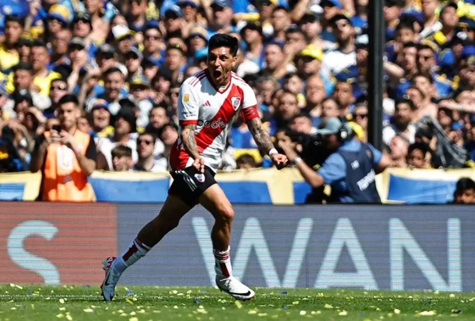 El jugador de River Plate Enzo Pérez celebra una anotación de su equipo ante Boca Juniors hoy, durante un partido por la Primera División del fútbol argentino, en el estadio La Bombonera de Buenos Aires (Argentina). FOTO: EFE