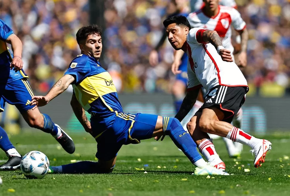 El jugador de Boca Juniors Lucas Blondel (i) disputa el balón con Enzo Pérez (d), de River Plate, hoy, durante un partido por la Primera División del fútbol argentino, en el estadio La Bombonera de Buenos Aires