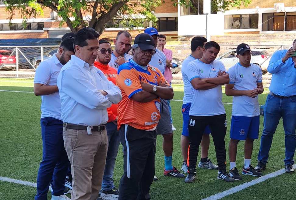 Presentación de Ramón Maradiaga con los Lobos de la UPNFM. FOTO: Fútbol de Tacón