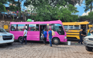 Preocupados vendedores y transportistas por baja cantidad de viajeros durante el feriado