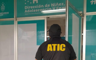 Fiscalía de la Niñez y ATIC investigan supuestas adopciones fraudulentas en la DINAF