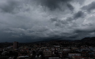 Este lunes ingresa primer frente frío y dejará lluvias en mayor parte del país