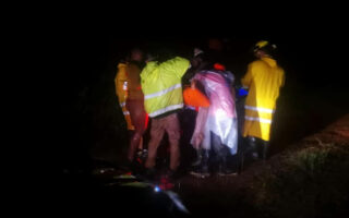 Tres miembros de una familia fallecen tras derrumbe en Roatán: lluvias continuarán