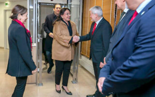 Presidenta Castro llega a Francia para participar en la Cumbre por la Alimentación Escolar