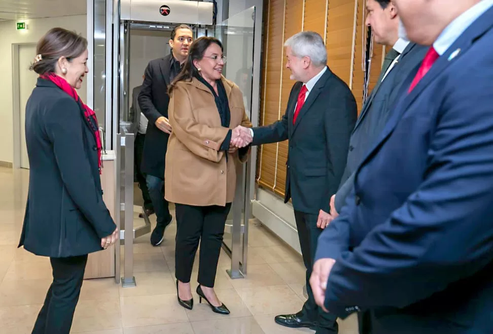 Presidenta Castro llega a Francia para participar en la Cumbre por la Alimentación Escolar