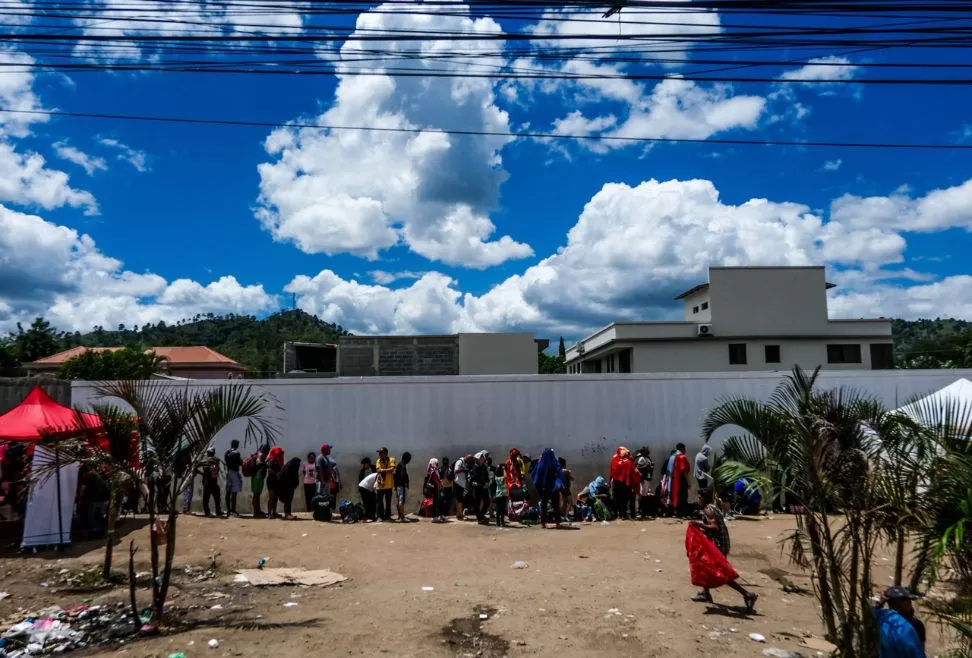 Colas para ingresar a Migración 