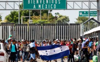 OFICIAL: 800 hondureños repatriados cada semana desde México