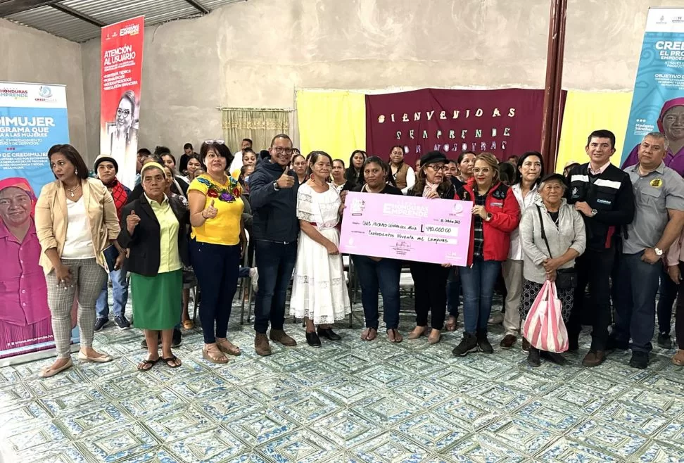 Gobierno beneficia con capital semilla de 490 mil lempiras a campesinas de Marcala, La Paz