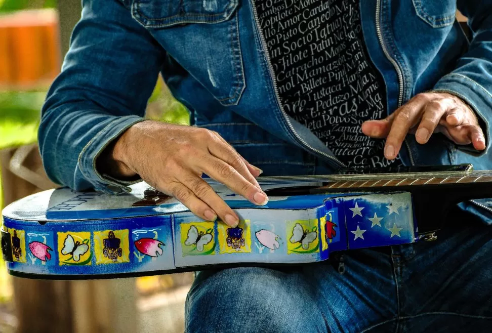 Como todo músico Polache porta sus uñas largas para poder tocar bien las cuerdas de su guitarra