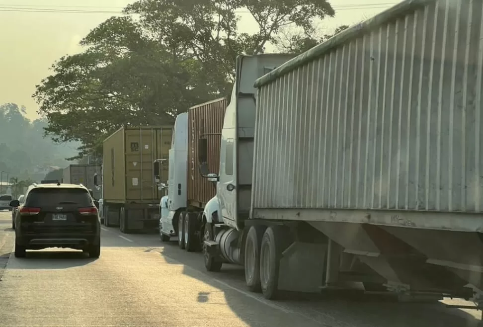 Decenas de transportistas varados en fronteras de Honduras y Costa Rica