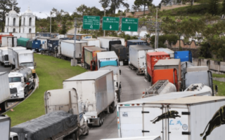 Transportistas de carga amenazan con cerrar fronteras por visado tico