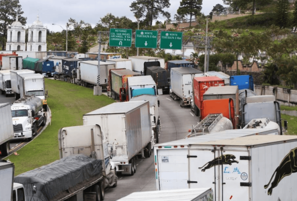 Honduras pierde alrededor de 75 millones de dólares diarios, al no poder transportar mercadería por territorio costarricense, lamentó el dirigente de transporte de carga pesada Marlon Romero.