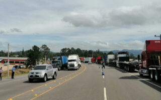 Anuncian sanciones para transportistas que se tomen carreteras en fronteras del país