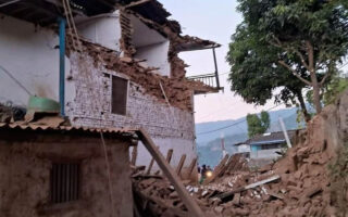 Aumenta a 157 el número de muertos en el terremoto de magnitud 6,4 en Nepal