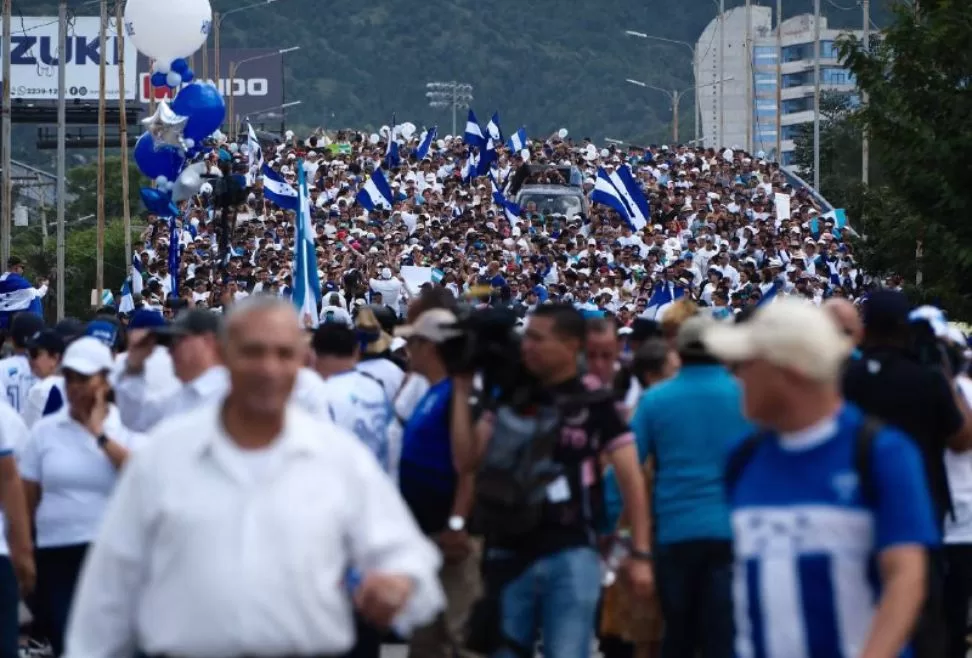 Miles de hondureños marcharon pacíficamente por el bulevar Suyapa en la manifestación denominada "Unidos Por Honduras". FOTO: LEONEL ESTRADA