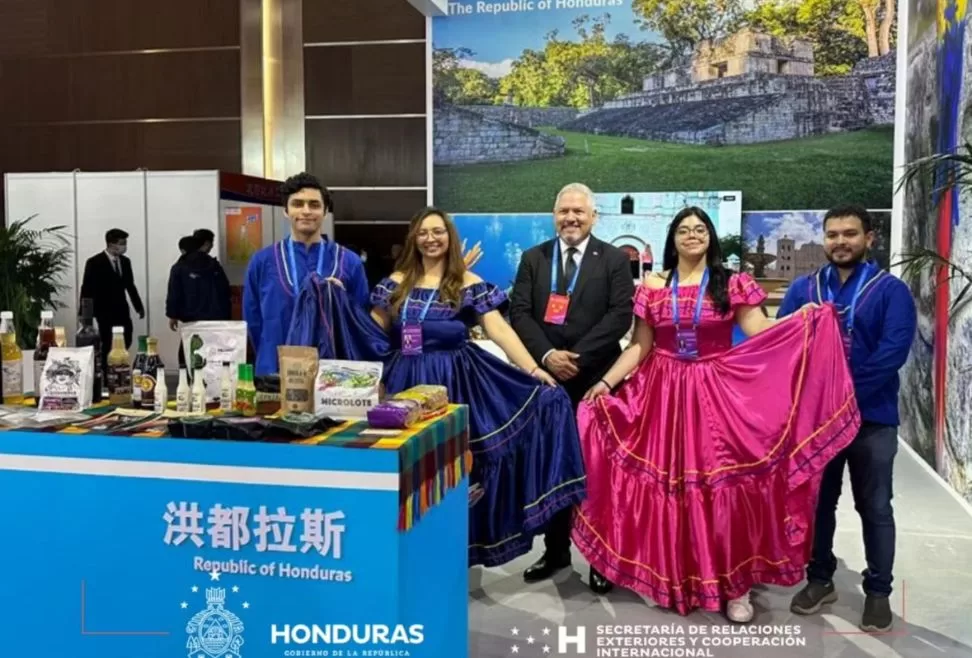 Una delegación de funcionarios del gobierno y un grupo de empresarios hondureños, viajaron a la República Popular China con el objetivo de participar en la VI Feria Internacional de Importadores de Shanghái 2023 y mostrar a las más de 100 naciones asistentes, los productos de calidad que ofrece Honduras.