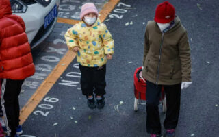 Alarma en China por un brote de neumonía “desconocida” en niños: OMS pide información