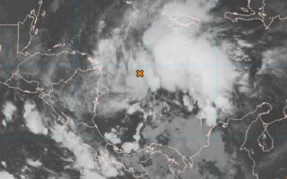 Sigue advertencia de posible depresión tropical y las lluvias continuarán en Honduras