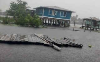 Centro de Huracanes advierte de inundaciones y deslizamientos por lluvias en Centroamérica