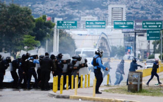 Policía usa lacrimógenas y tanquetas para dispersar protesta en UNAH