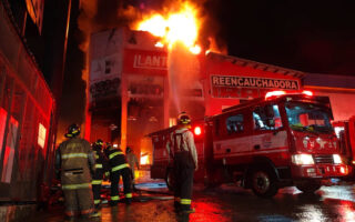 Enorme incendio deja caos y pérdidas millonarias en negocio en colonia Hato de Enmedio