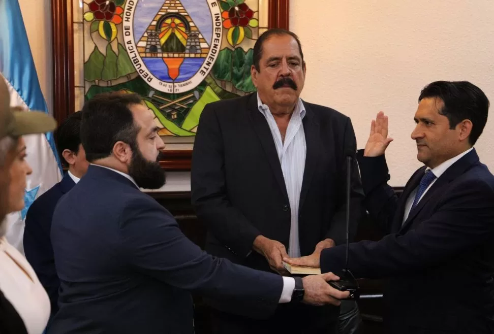 Momento en que juramentan a Mario Morazán como Fiscal Adjunto. FOTO: Congreso Nacional.