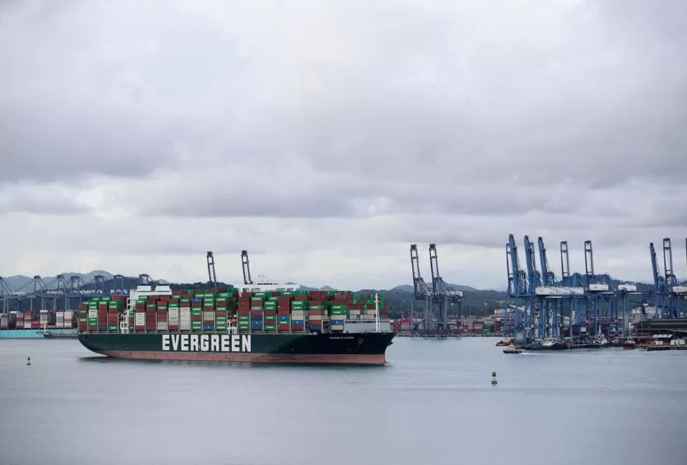 Fotografía de un buque que transita por el Canal de Panamá, el 30 de octubre 2023, cerca a Ciudad de Panamá (Panamá). EFE