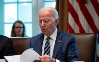 Biden firma ley para perseguir penalmente a personajes extranjeros corruptos