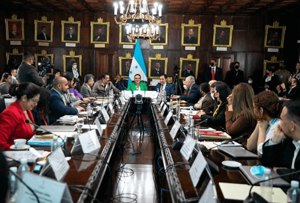 La presidenta Xiomara de Zelaya convocó para el próximo miércoles 27 de diciembre a las 5:00 de la tarde al Consejo de Gabinete de Gobierno ampliado, en donde se abordarán importante temas.