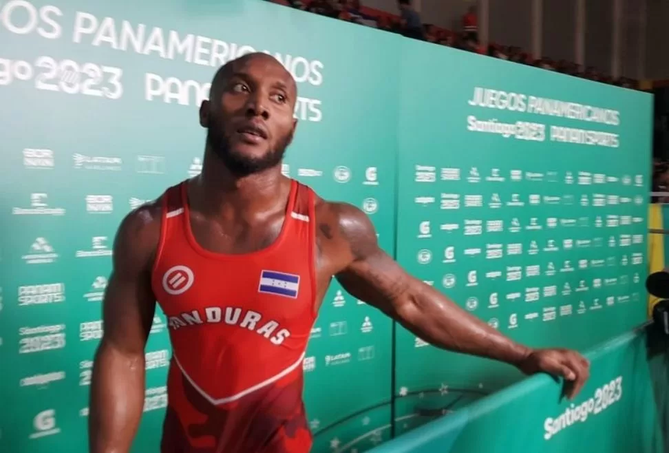 El joven atleta puso en alto el nombre del país al ganar la presea de bronce en la disciplina de Lucha Grecorromana en 98 kg.