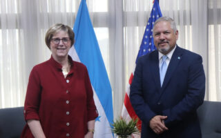 Embajadora de EEUU asegura hay buenas relaciones con Honduras pese a “diferencias”