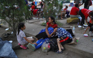 En su paso por Honduras, migrantes pasarán Navidad en la calle