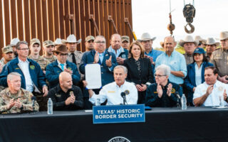 El gobernador texano firma ley que permite a policía detener y expulsar migrantes a México