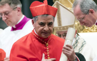 El cardenal Becciu, condenado a 5 años y medio de cárcel por escándalo financiero