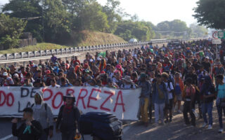 Caravana de migrantes desafía el riesgo de búsqueda del sueño americano