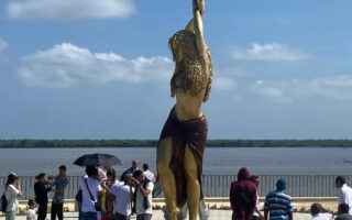 Barranquilla rinde un homenaje a Shakira con una estatua de bronce de más de 6 metros